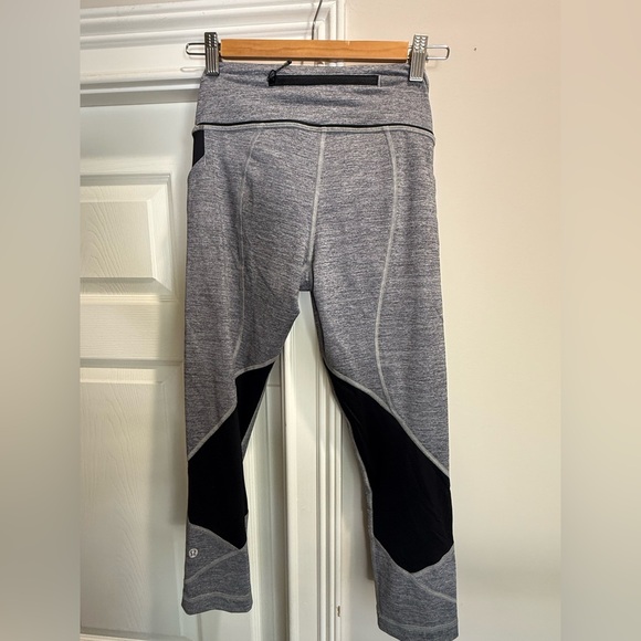 Lululemon 16 pairs of capri leggings. Different styles and colors - Picture 13 of 14